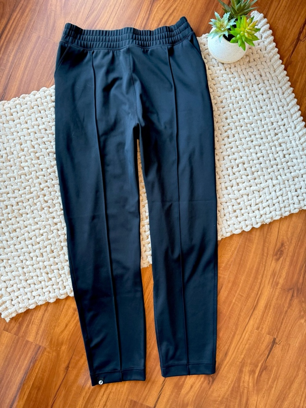 Oiselle | Women’s High-Rise Pull-On Plya Track Pants in Black | 06